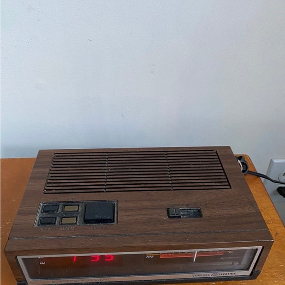 VINTAGE 80s General Electric 7-4640A AM FM Digital Alarm Clock Radio - Picture 3 of 12